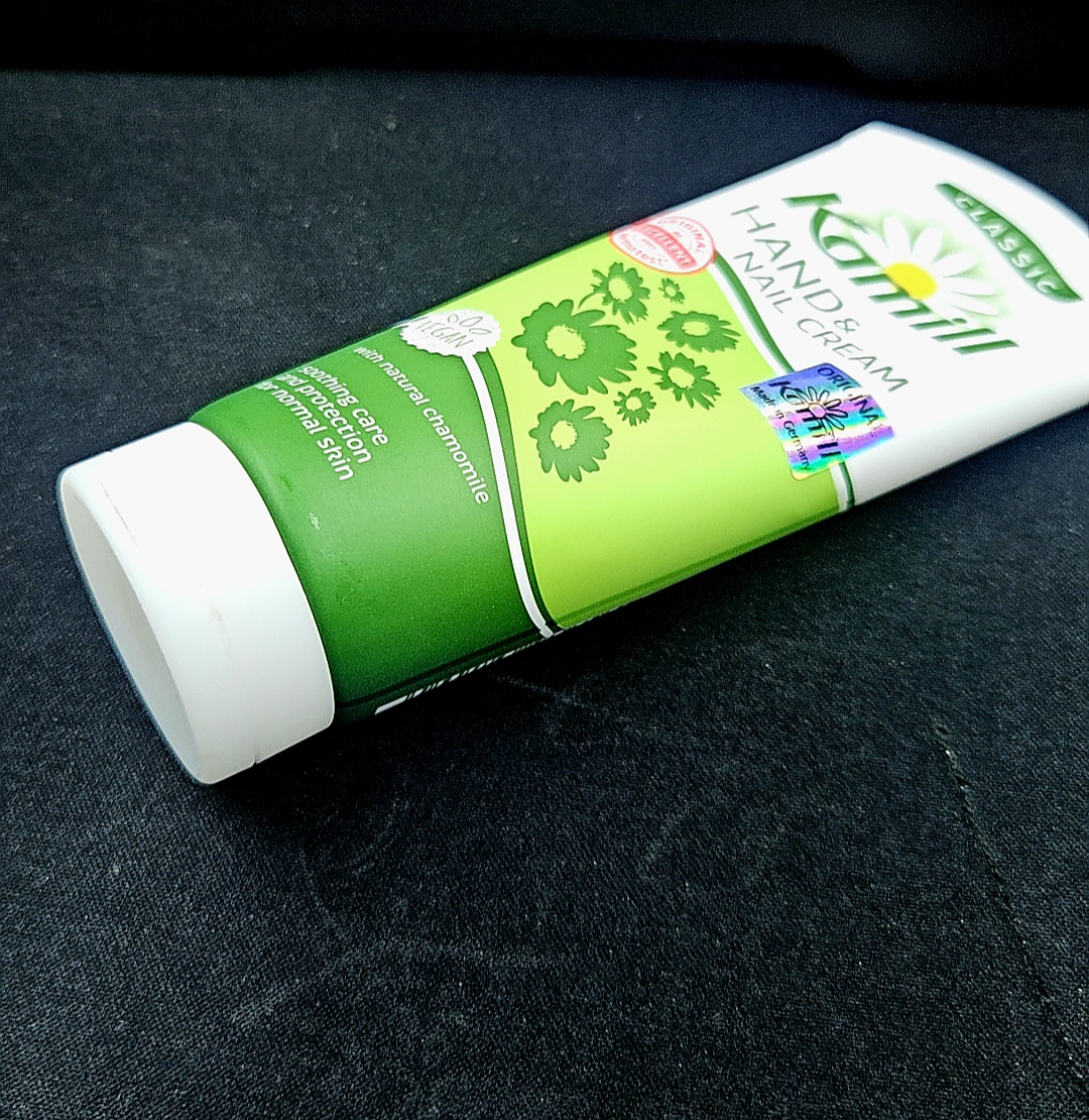 사무실 책상·차량 콘솔·침실 협탁 등 눈에 잘 보이는 곳에 카밀 클래식을 비치해두면 “바르는 순간”이 불편하지 않으니 꾸준히 손 관리가 가능합니다. 샤워 후에도 손을 완전히 닦아낸 뒤 손등·손바닥 전체에 넉넉하게 펴 바르고, 30초간 가벼운 마사지를 해주면 흡수율이 더욱 높아집니다. 외출 전에는 관자놀이·귀 뒤에도 살짝 발라 ‘여성도 주목하는 부드러운 손결’을 완성해보세요.