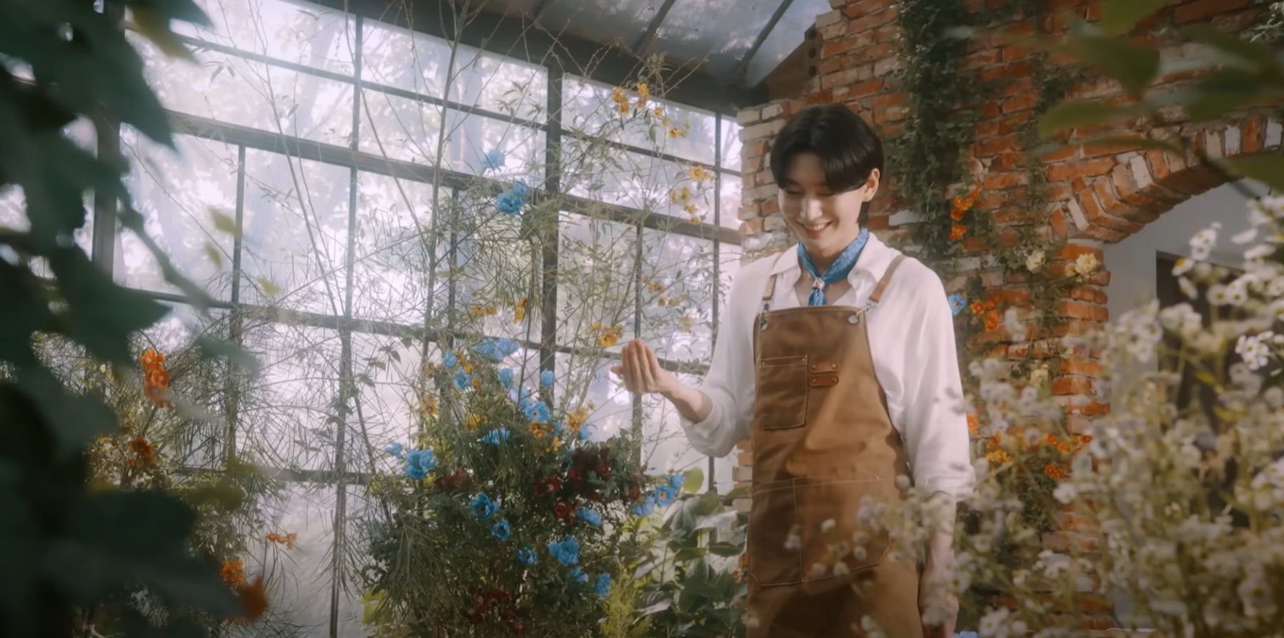 따뜻한 느낌의 온실 속을 걷는 장면