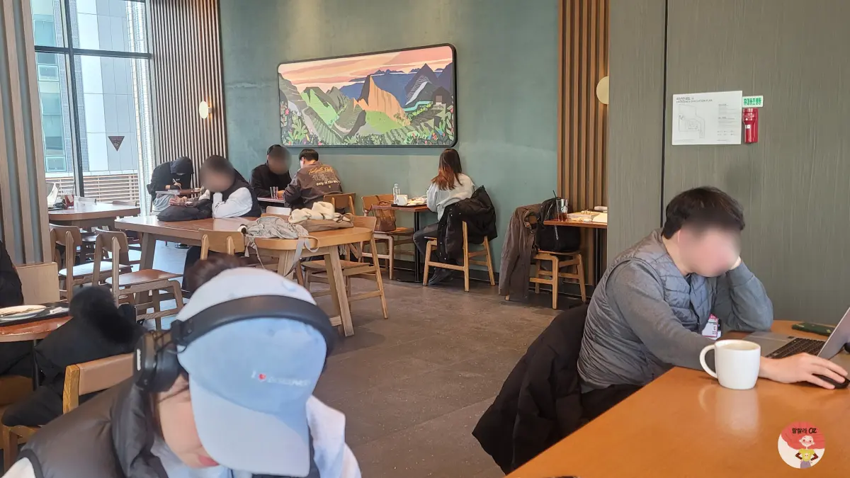 경기-남양주-스타벅스-다산DT점-2층-열공중인-사람들