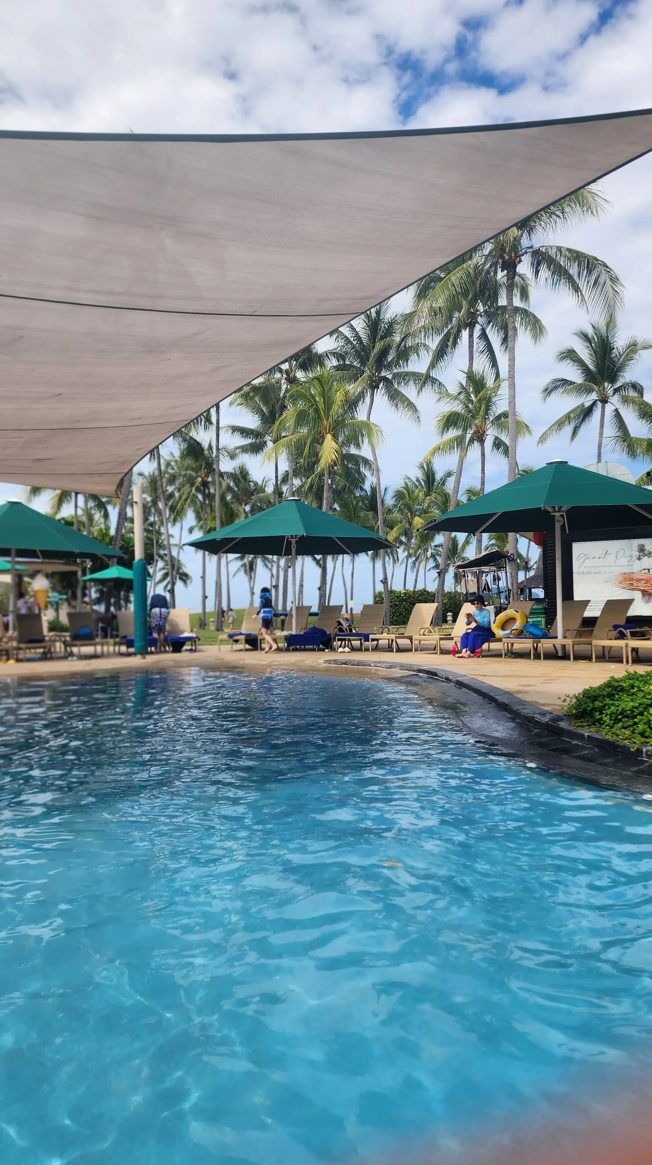 샹그릴라-탄중아루-수영장-유아풀-초입사진