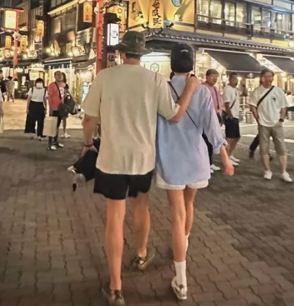 이장우와-조혜원이-다정하게-걷고-있는-뒷모습-이장우가-조혜원의-어깨에-손을-얹고-나란히-걷고-있다.
