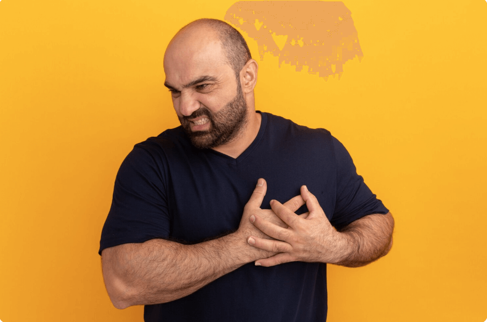 가슴 통증을 느끼는 모습