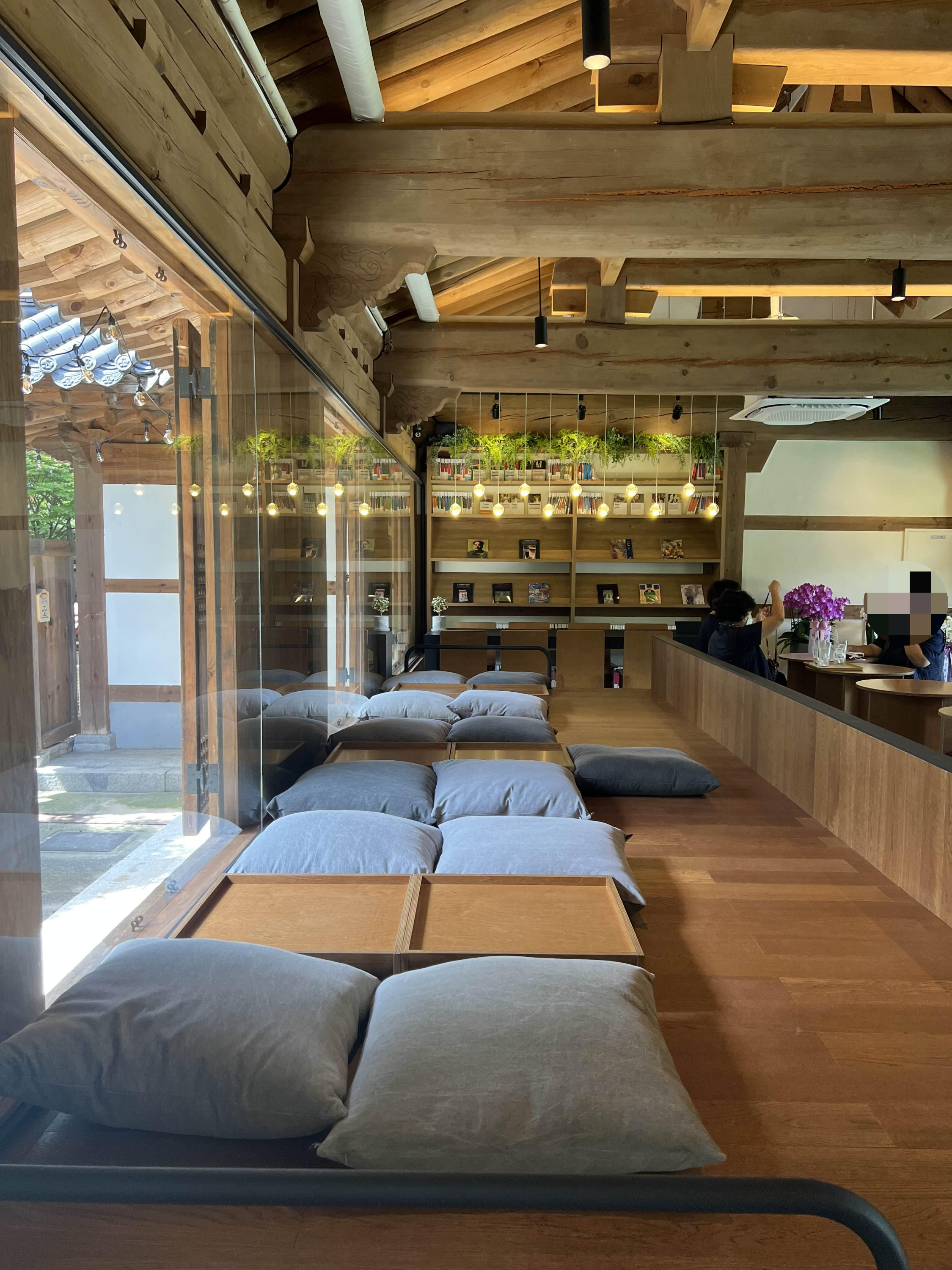 동대입구 좌식카페 haus 인테리어 좌석