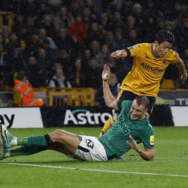 상대팀이 넘어져있고 황희찬이 그 옆에서 공을 향해 뛰는 모습