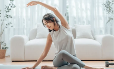 팔 뒤로 돌려 어깨 관절 풀기 (8초)