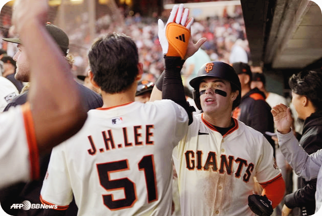 더그아웃에서 하이 파이브를 하는 이정후(왼쪽)과 드류 길버트 [사진=AFPBBNews=뉴스1]