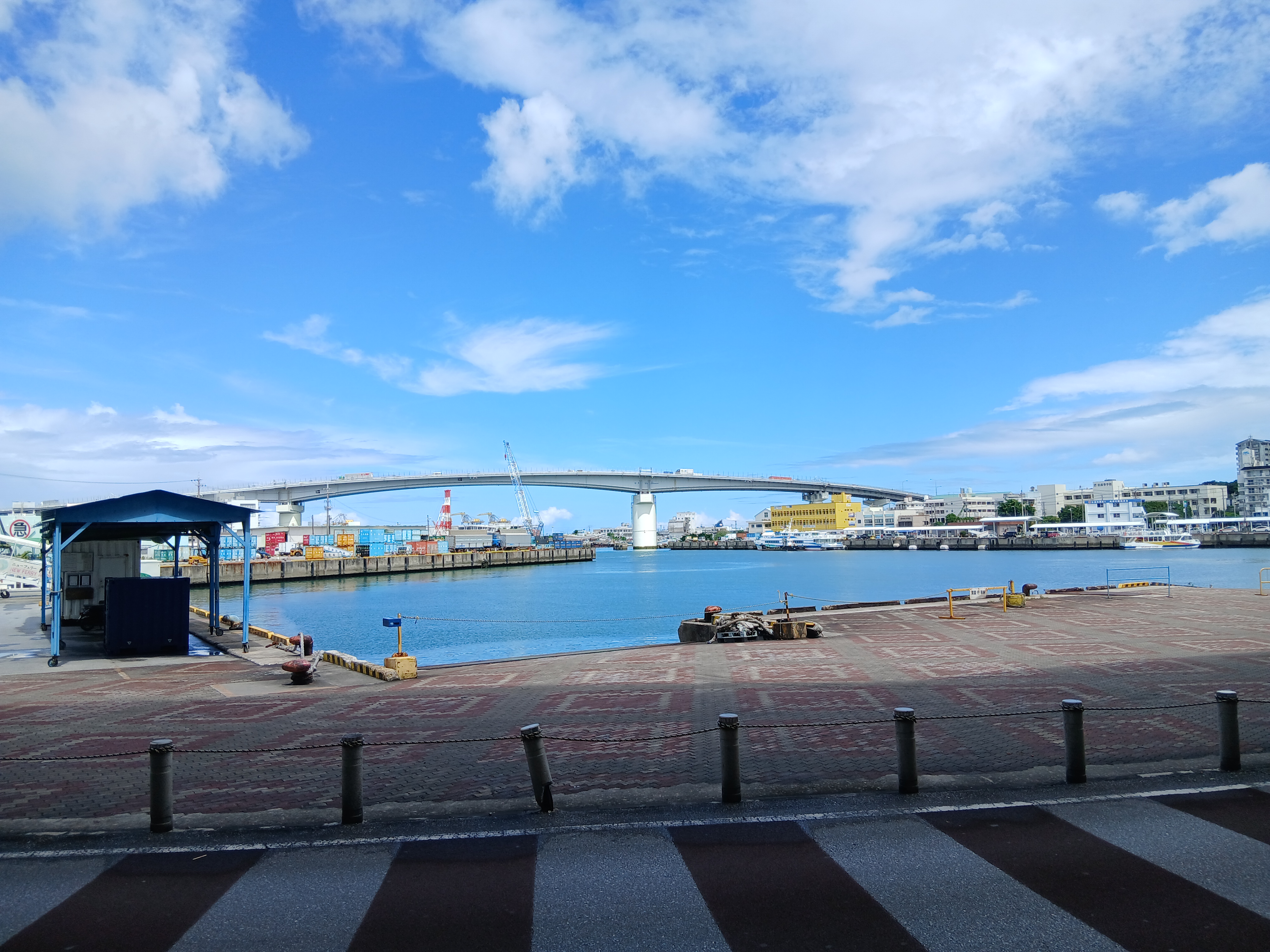 오키나와 나하 도마리항 내부에서 바라본 항구 풍경과 바다 전경