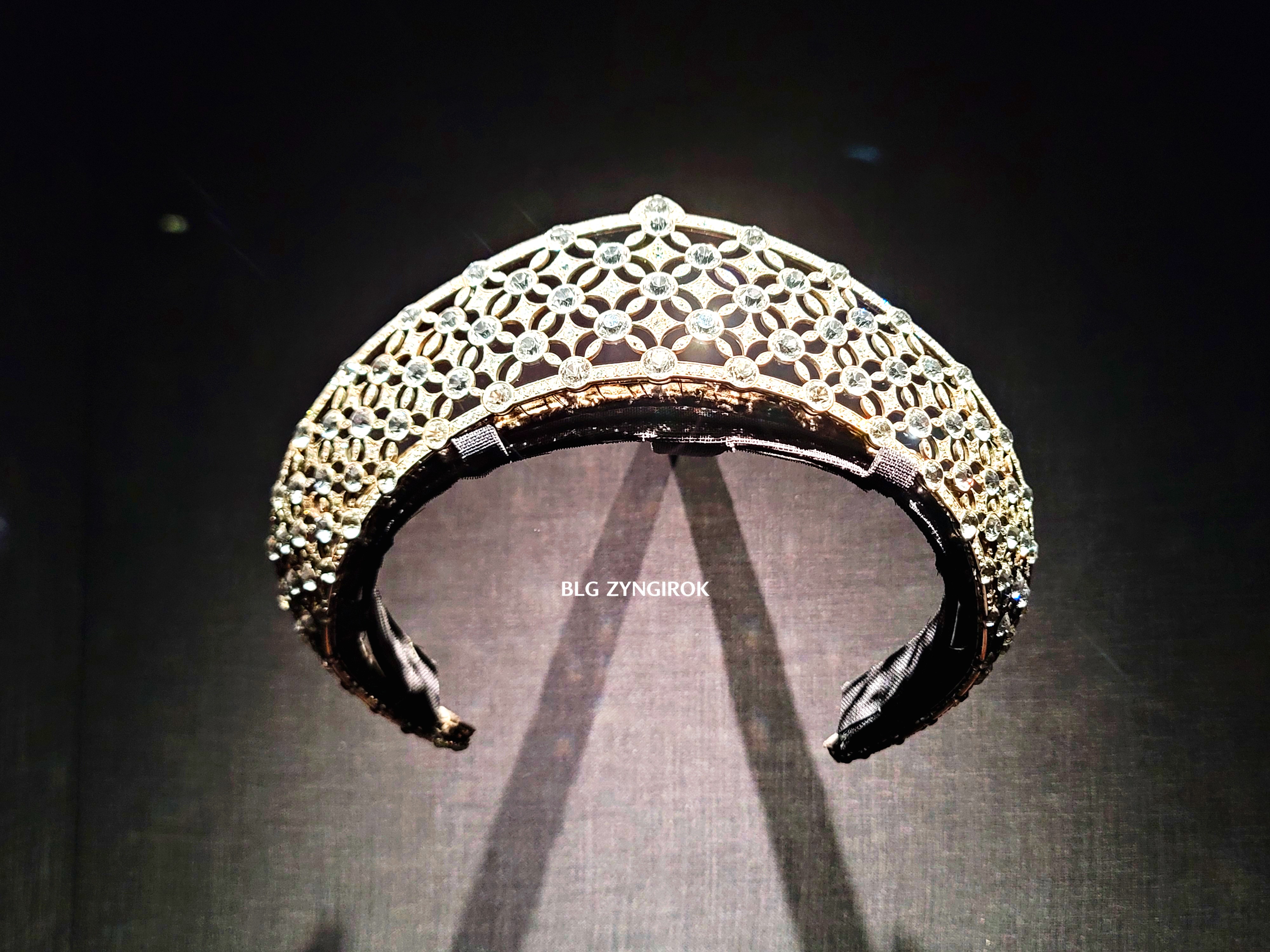 롯데타워 - 롯데뮤지엄 고혹의 보석 매혹의 시간 - 티아라 전시품 모습이다.