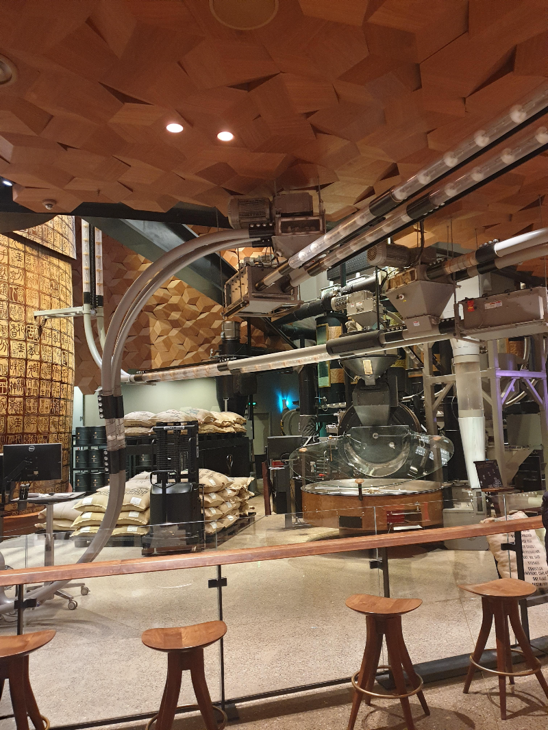 1층에서 바라본 로스터리. 엄청나게 큰 로스터기가 눈에 들어온다.