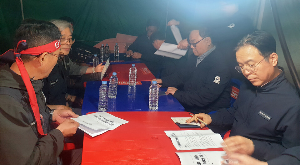 진주 화물연대 사고, CU 물류센터 사망, BGF리테일 원청교섭, 화물연대 총집결, 진주 정촌면 집회, 노동자 사망 사고, 노란봉투법 뜻, 특수고용직 정의, 노조법 2조 3조 개정, 화물연대 규탄대회, BGF로지스 파업, 특수고용노동자 교섭권, 민주노총 총력투쟁, 진주 예하리 사고, 화물 기사 처우 개선, 공권력 살인 논란, 실질적 지배력 판단, 간접고용 문제점, 노동3권 보장, 2026 노동법 이슈