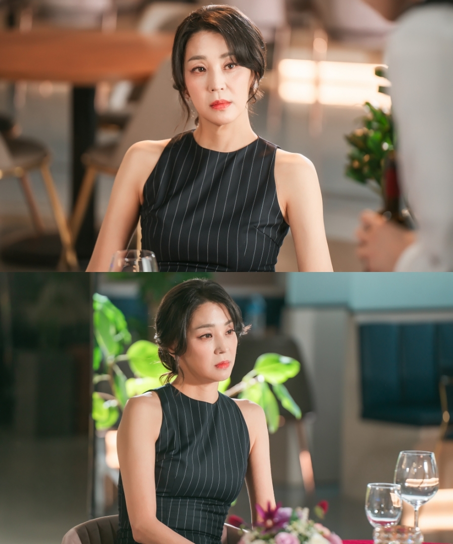 검은색 원피스를 입고 앉아 있는 나세리 역 한고은의 스틸