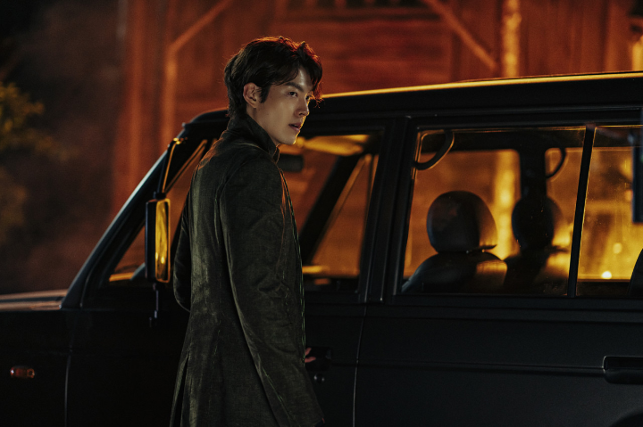 가드김우빈,자동차옆에서있는김우빈