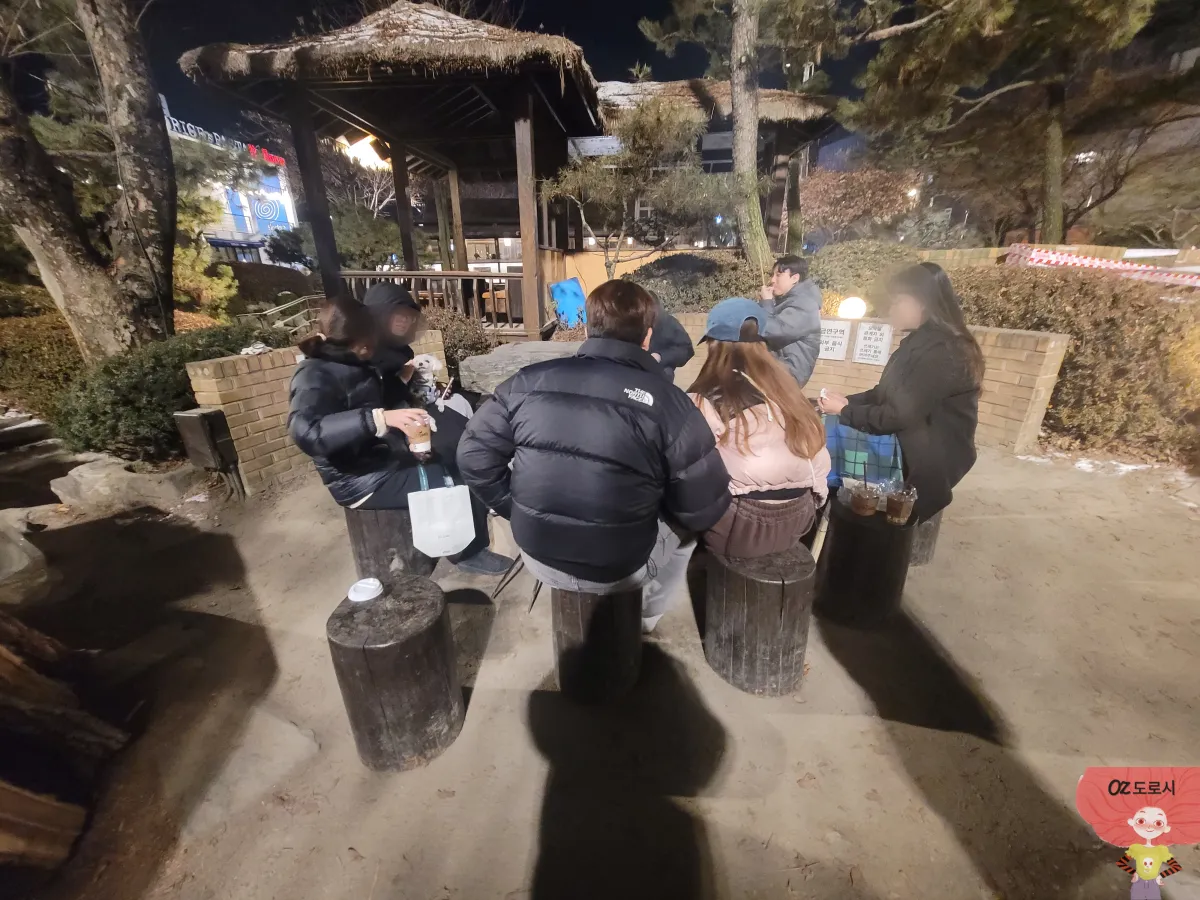 경기-남양주시-소리소빌리지-모닥불존-옹기종기-모인-사람들