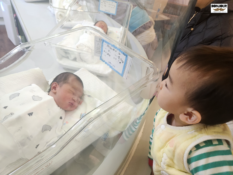 첫째가 둘째가 태어난 신생아실을 바라보는 모습