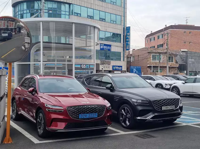 GV70 전동화 모델(왼쪽) 옆에 주차된 2024 GV80(오른쪽)입니다.