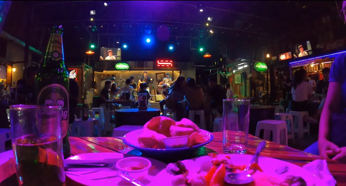 치앙마이 창하이바 실내, 라이브 음악 공연과 음료를 즐기는 공간