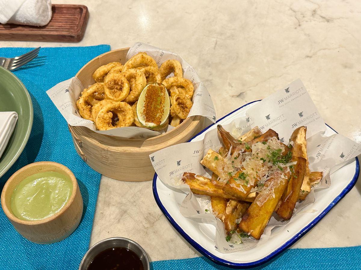 JW 메리어트 푸꾸옥 레스토랑 레드럼 메뉴 중 오징어 튀김과 고구마 튀김
