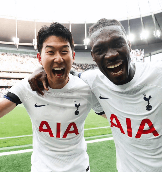 손흥민 아스날 토트넘 경기 중 동료와 기뻐하는 장면