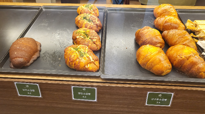 솔티라이엇 다양한 소금빵이 진열된 모습