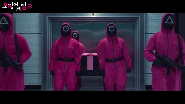 죽음의 관을 들고 오는 진행요원들 의 사진