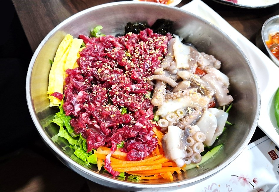 함평 전주식당의 한우 육회와 낙지가 푸짐하게 올라간 우낙비빔밥