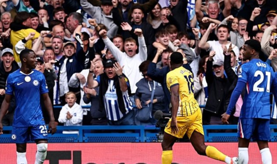 대니 웰벡이 첼시와의 경기에서 동점골을 터뜨리고 환호하고 있다.