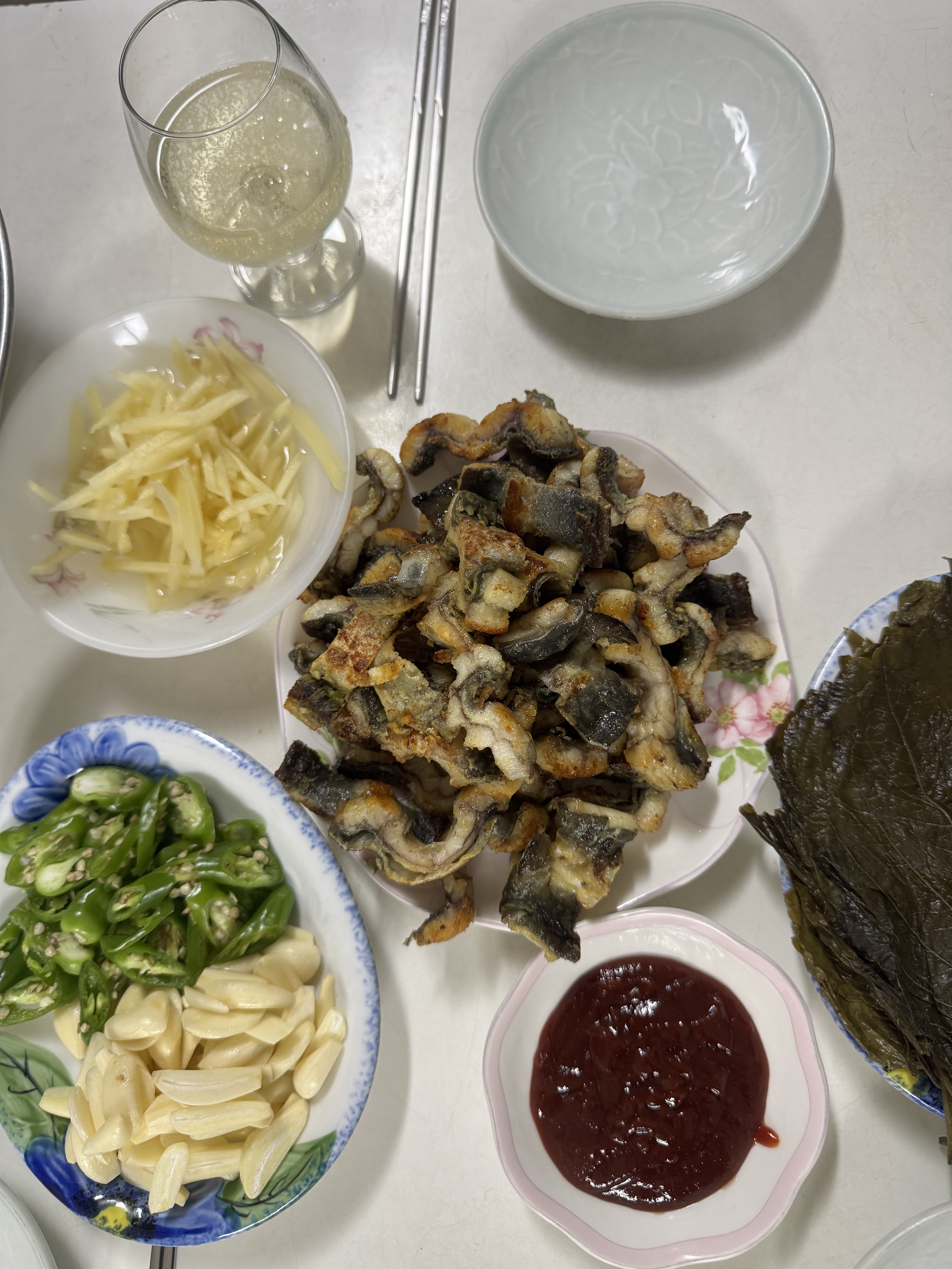 잘 구운 풍천장어와 반찬들