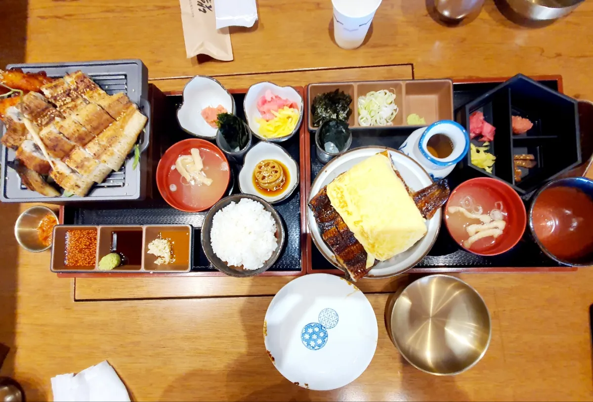 장어-구이와-장어-덮밥-정식-주문