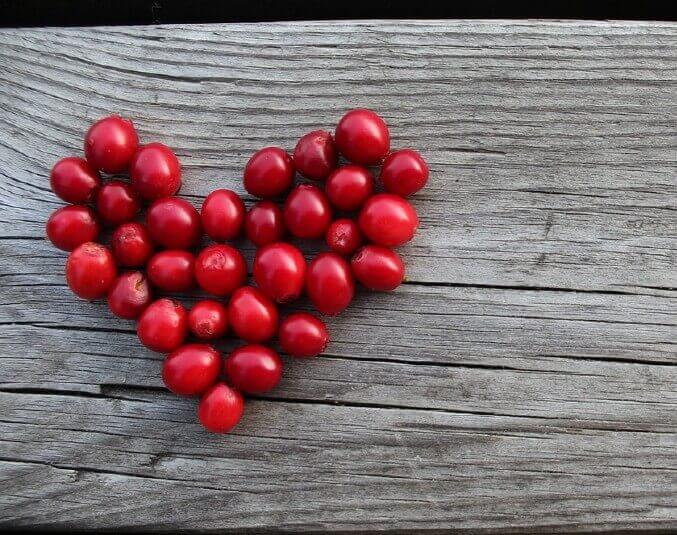 링곤베리가-탁자에-하트모양으로-놓여져-있습니다.