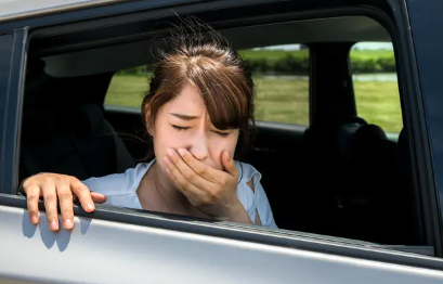 멀미하는 여성