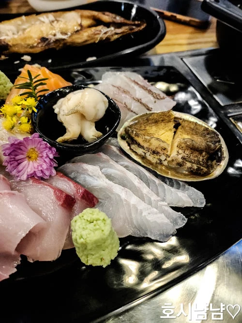 하남 920숙성회 숙성회 클로즈업 - 전복과 소라&amp;#44; 와사비&amp;#44; 무순이 함께 담긴 숙성회 한 접시