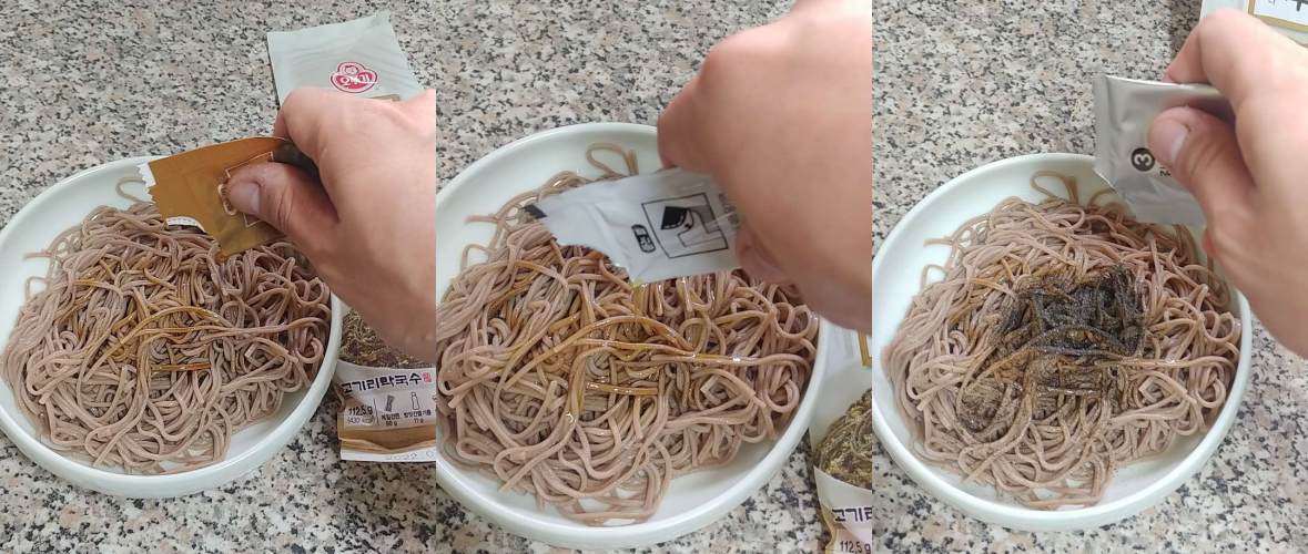 갈색-메밀국수에-세가지-내용물을-넣고있는-손이-있다