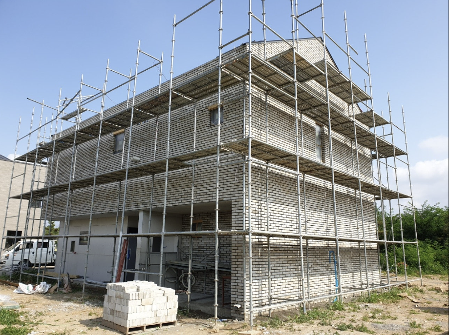 외장재로 벽돌을 조적하고 있는 모습