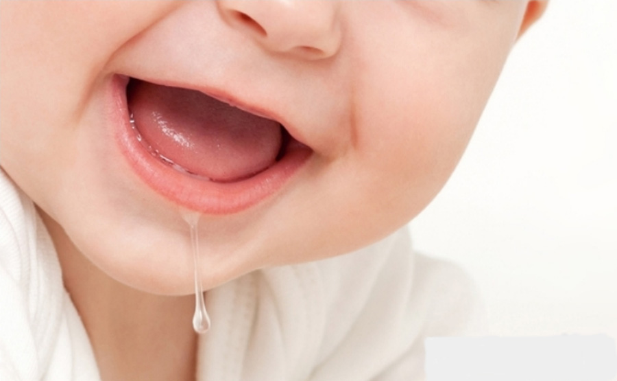 아랫 이빨이 2개간 난 애기가 함박 웃음을 지으며 침을 흘리고 있는 것을 입 부분을 확대를 하여 찍은 하진