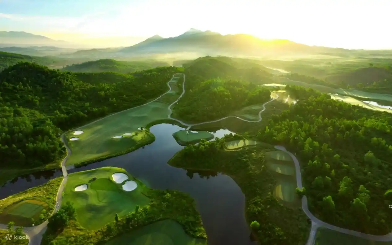 다낭 바나힐 골프클럽 예약으로 조명 시설이 완벽하게 갖춰진 세계적인 수준의 코스에서 럭셔리한 야간 라운딩을 즐기는 모습