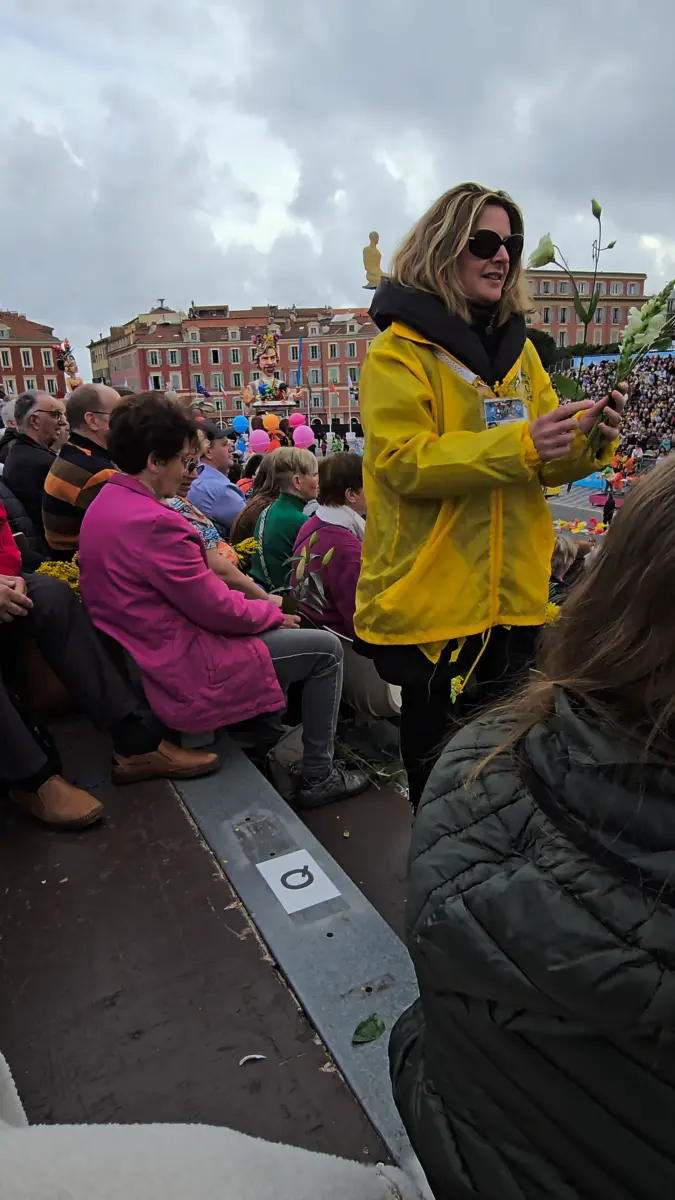 꽃을 나눠주는 카니발 요원