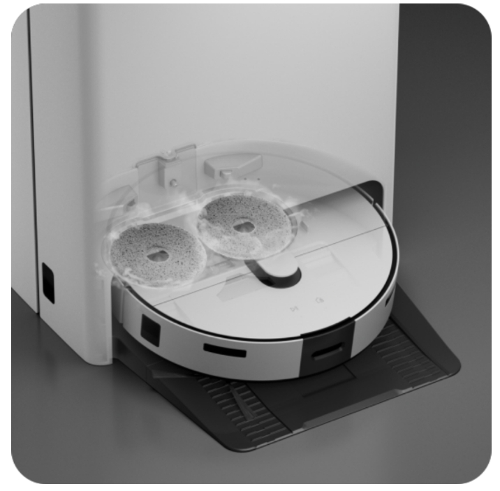 방문 설치 기사님이 설치 및 앱 연동을 안내하는 상황 이미지