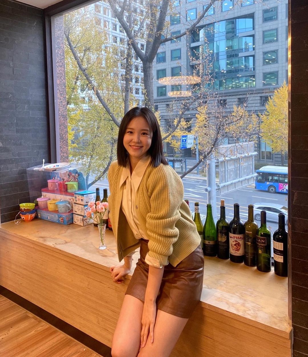 가을을 넘은 갈색 미니스커트를 입은 장예원