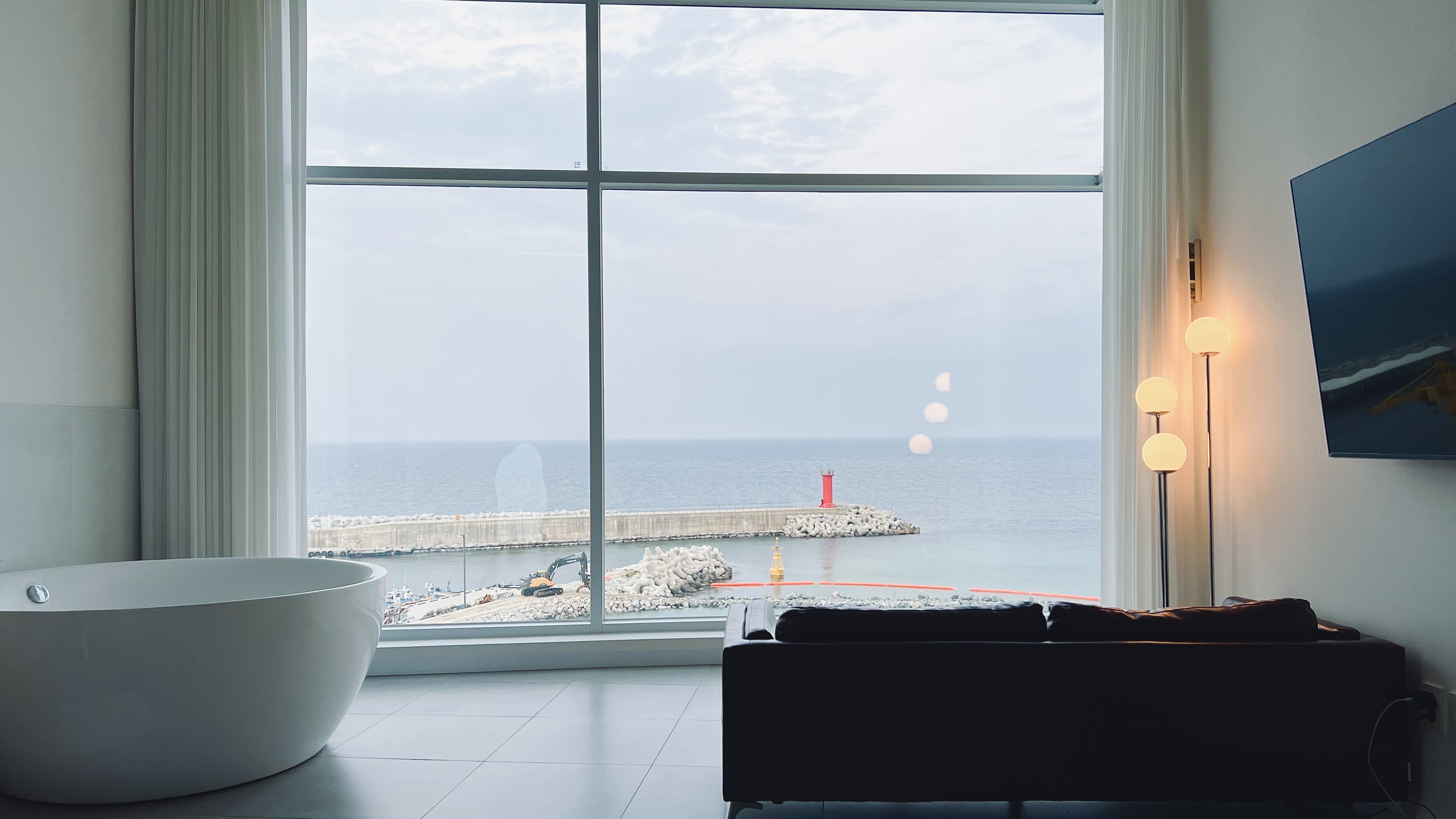 스테이수안 601호에서 바라본 바다풍경이다