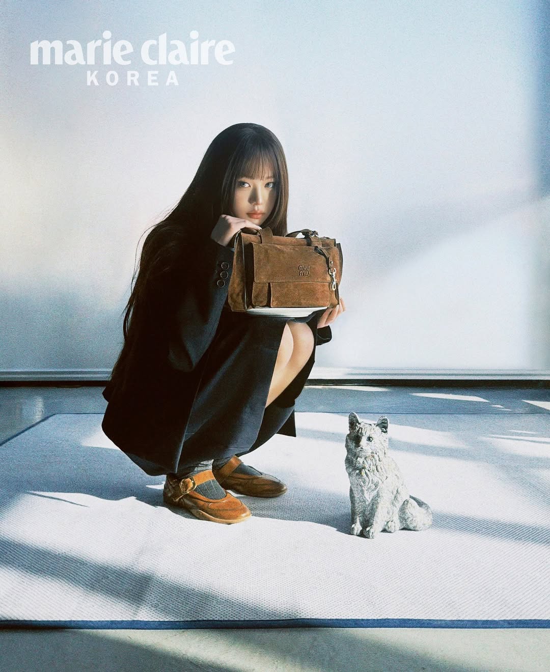 앉아서 미우미우 가죽 가방을 들고 있는 장원영의 마리끌레르 화보