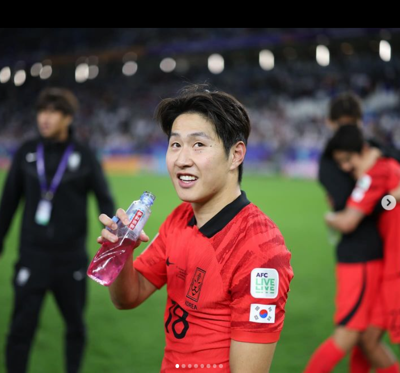 이강인이 물을 마시고 있는 모습