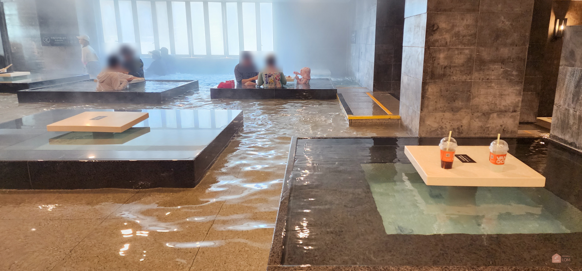 아쿠아바에서-대화나누며-음식먹는사람들