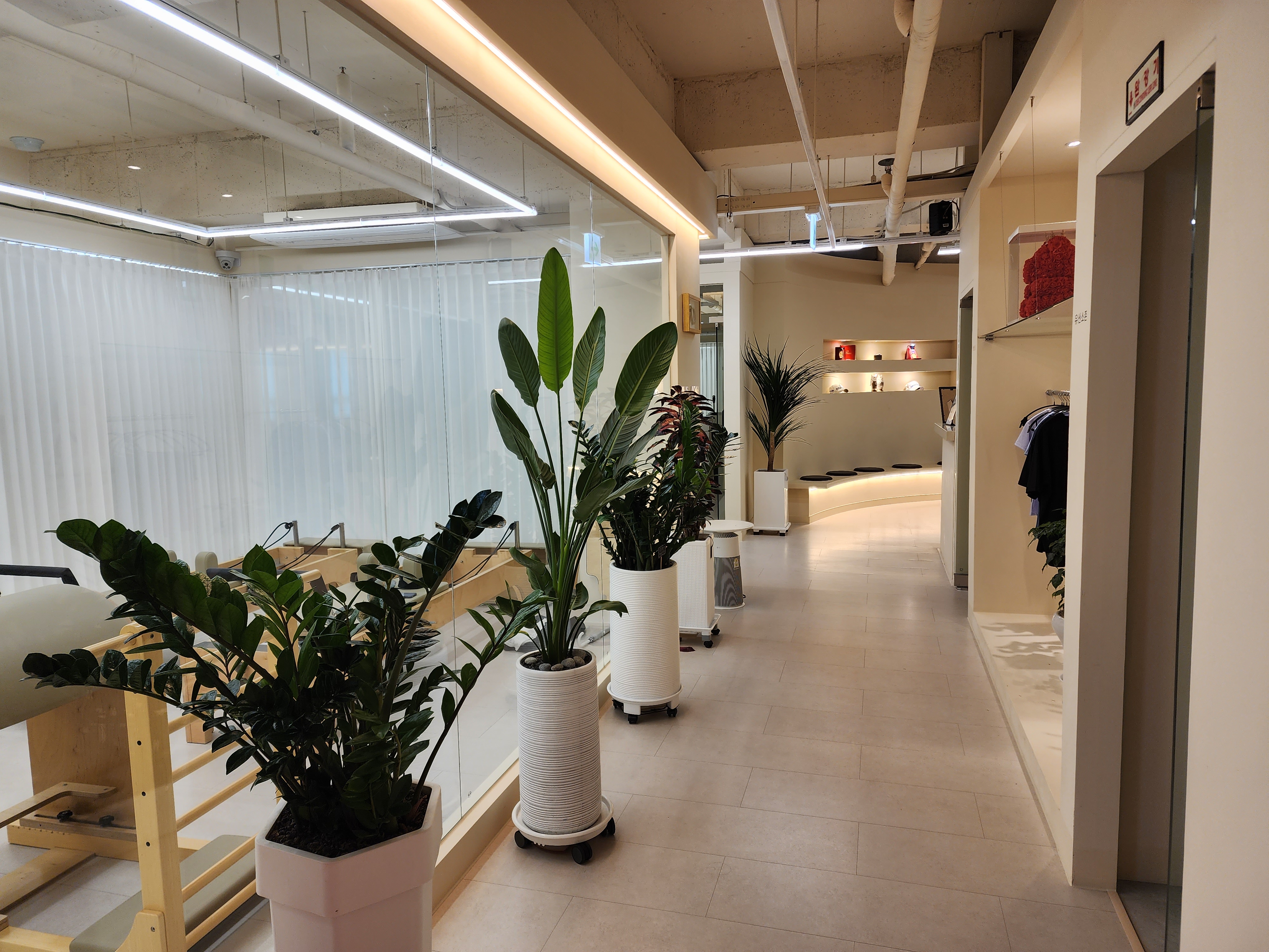 메디플로우 필라테스 복도 모습