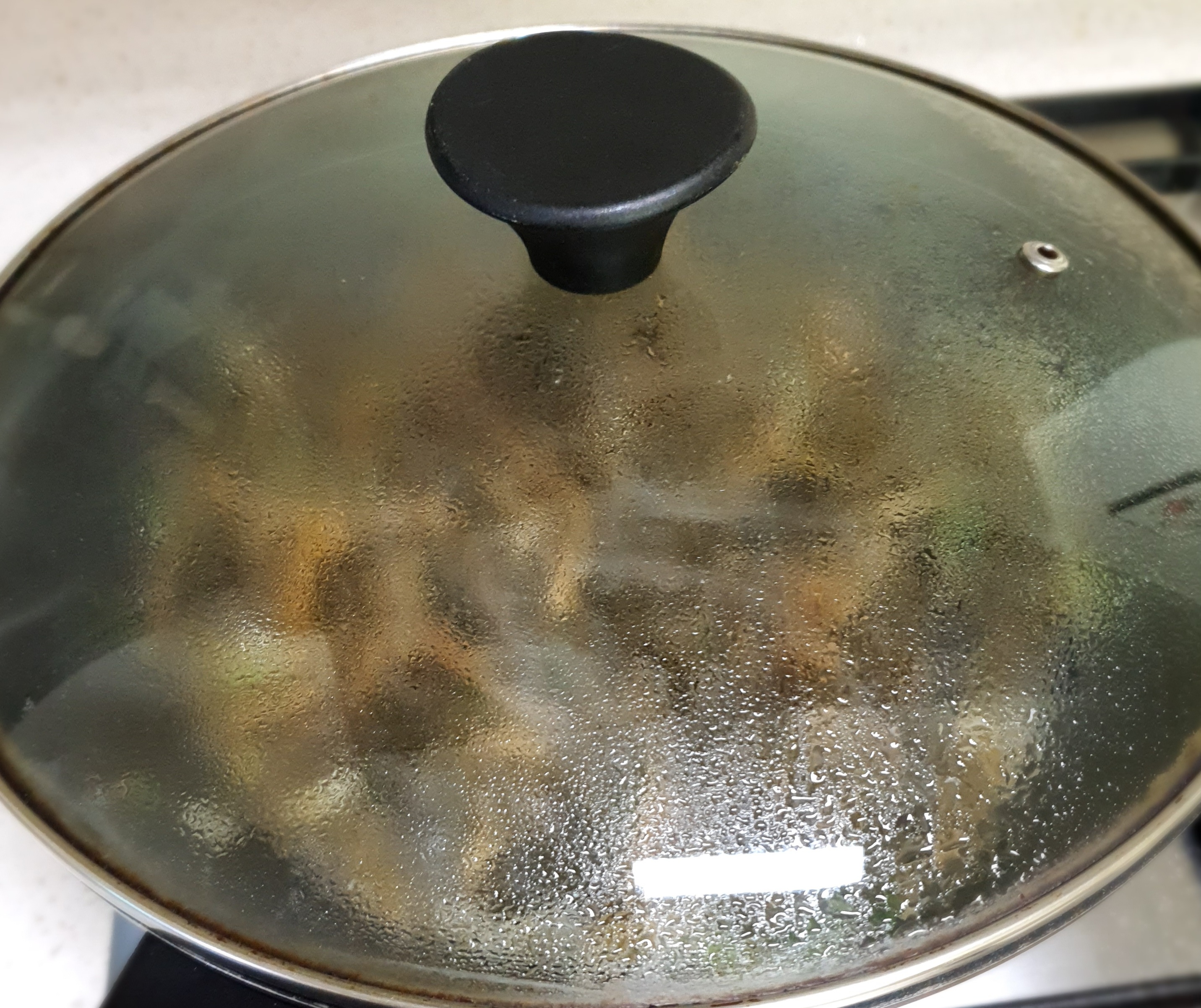 뚜껑을-덮고-찌듯이-둡니다.