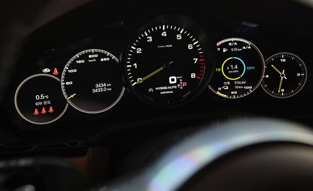 포르쉐 카이엔 E-하이브리드 플래티넘 에디션