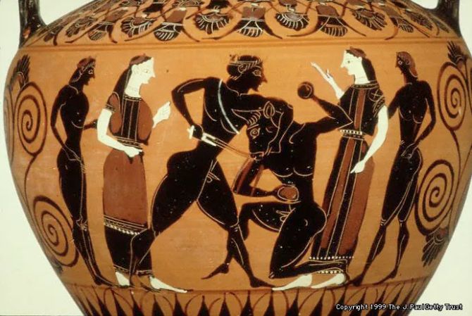고대 그리스 도기에 그려진 테세우스가 미노타우로스를 무찌르는 장면. 주변에는 여성 인물들이 둘러서 있으며, 미궁 전설을 시각화한 작품이다.