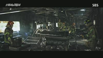 화재 현장에서 시신이 나와서 조사 중인 경찰과 소방의 모습입니다.