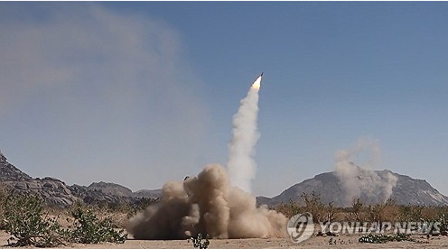 후티 반군이 예맨과 사우디아라비아 국경 지역에서 미사일 발사 훈련을 하고 있다