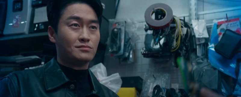 소방서 옆 경찰서 그리고 국과수 드라마에서 어느 상점을 배경으로 가죽자켓을 입고 비웃고 있는 오의식