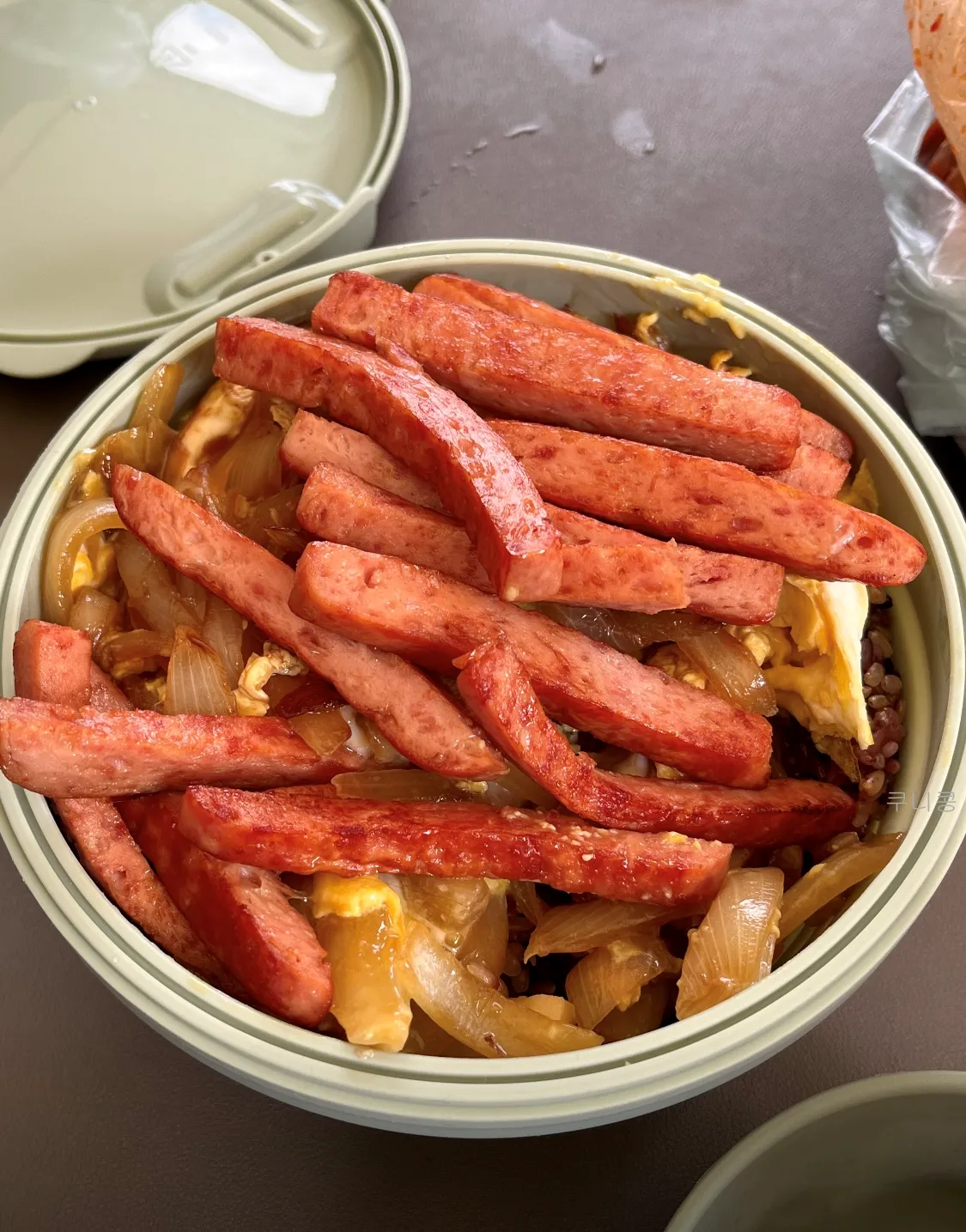 부모님과-4인-가족캠핑-자주-사용하는-캠핑용품-필수템-식기도구세트-구이바다-사용후기